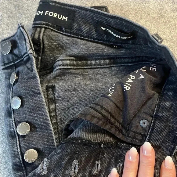 Denim Forum Yoko High Rise Slim in Distressed Black 24*27 - Picture 4 of 9